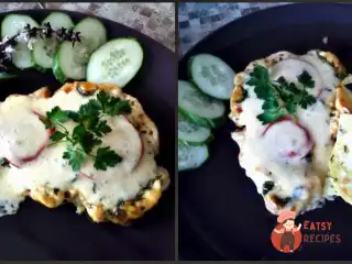 Ніжна відбивна з курячої грудки під овочами з сиром та оливками