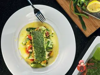 Лосось під скоринкою з песто, з локшиною з цукіні