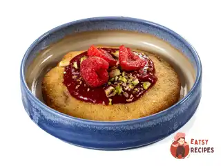 Крамбл-кукіс із фісташками та малиною