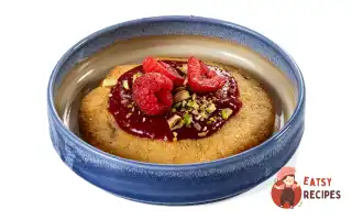 Крамбл-кукіс із фісташками та малиною