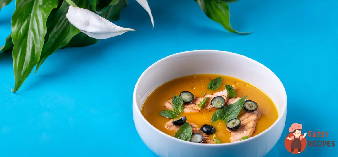 Холодний манговий суп з фореллю, голубкою та базиліком.