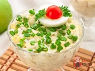 Салат з кальмарами, яблуками та сиром