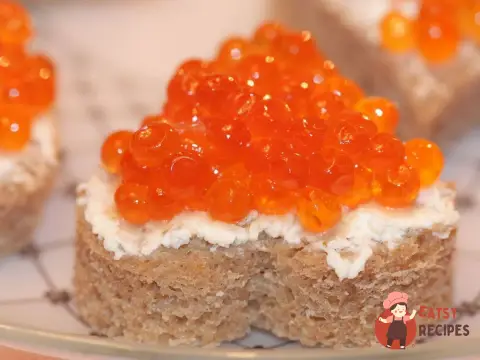 Хліб з м'яким сиром та червоною ікрою