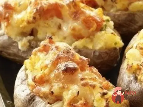 Запечена картопля з гаудою та сметаною