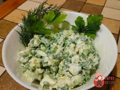 Салат із зеленої цибулі з огірком, яйцем та сметаною