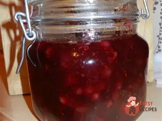 Пряний журавлинний соус зі зливами та чилі