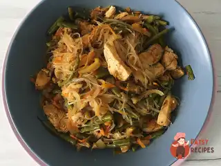 Фунчоза з куркою та овочами