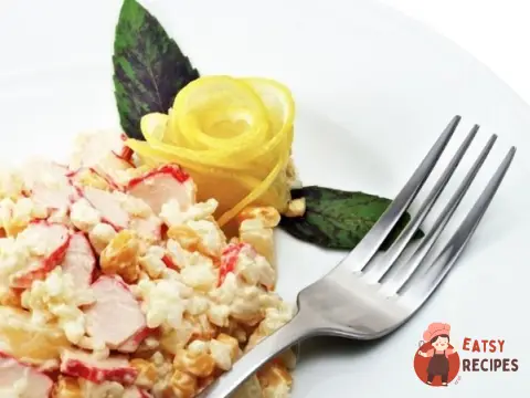 Салат із сухариками та крабовими паличками