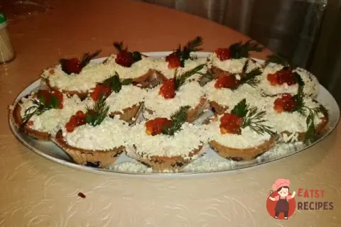 Салат з креветками та червоною ікрою в тарталетках
