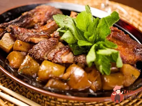 Качка з куркою, запечені в духовці