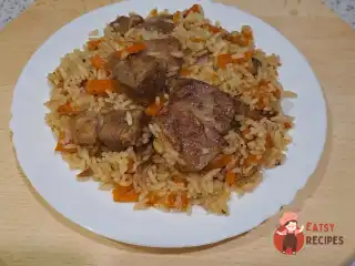 Плов зі свинячого ошийка на сковороді