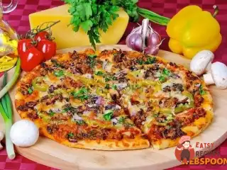 М'ясна піца з грибами та червоною цибулею