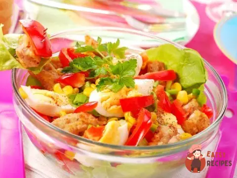 Салат з курки з помідорами, солодкою кукурудзою та сухариками.