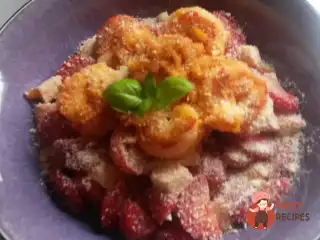 Салат із королівських креветок з полуницею