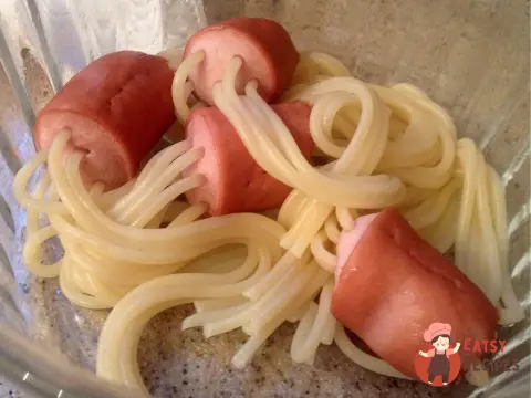 Макарони в сосисках