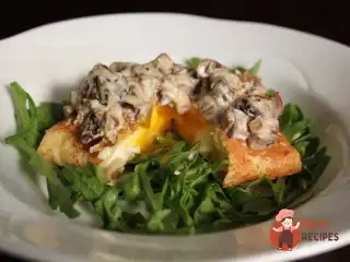 Млинці з яйцем пашот і вершковим соусом із грибами