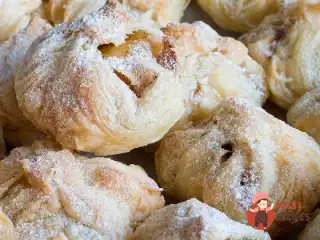 Листкові мішечки з цукровою пудрою