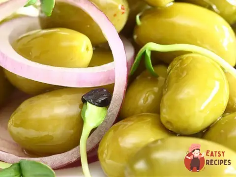 Салат з цибулею та оливками