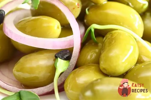 Салат з цибулею та оливками