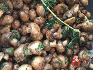 Печені гриби з вершковим маслом та розмарином