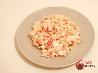 Крабовий салат з яблуками та рисом
