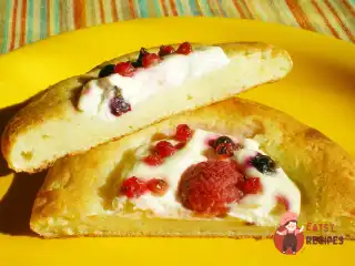 Сирники з сирною начинкою та ягодами