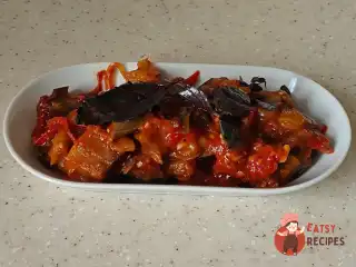 Тушковані баклажани з помідорами та свіжим базиліком