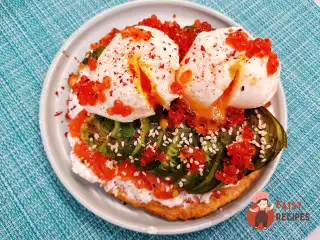 Сендвіч з яйцями пашот, авокадо та сьомгою