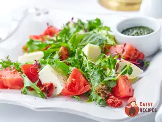 Салат з моцарелою та руколою