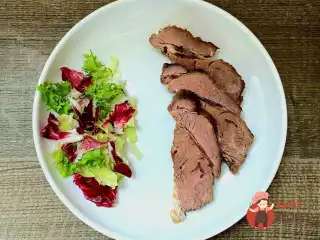 Яловича шия з орегано та базиліком