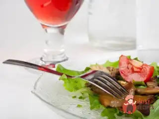 Легкий грибний салат із зеленню та чері