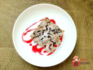 Пиріг зі сливами та виноградом