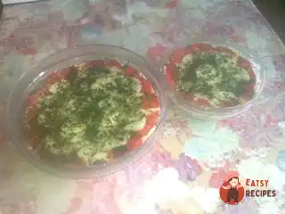 Листковий салат з язиком і смаженим омлетом