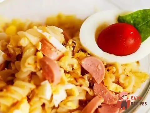 Макарони з сосисками, яйцями та сиром