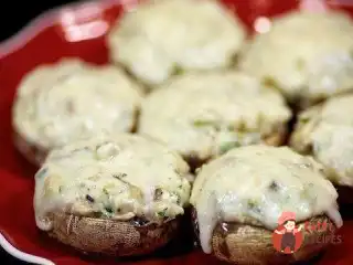 Запечені гриби, фаршировані куркою та сиром