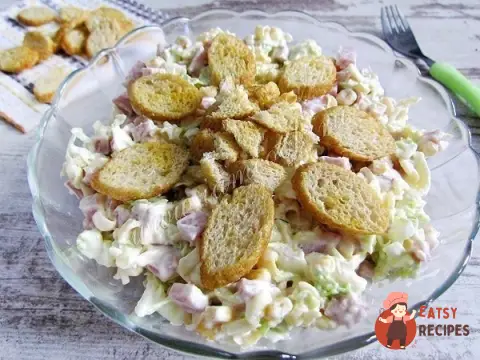 Салат із пекінської капусти із сухариками