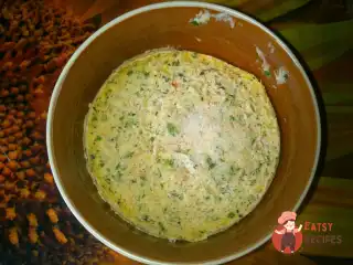 Омлет у мікрохвильовій печі з зеленню і тертим сиром