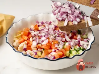 Крок 6: Салат із куркою та чипсами