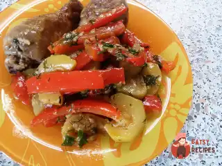 Теплий салат з кабачків та перцю