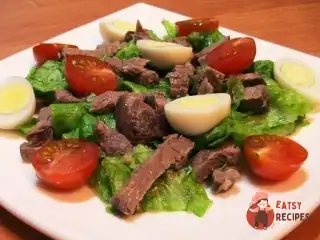 Салат з яловичиною, помідорами та яйцем