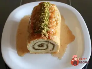 Рулет з горіховою начинкою, корицею та медовим сиропом.