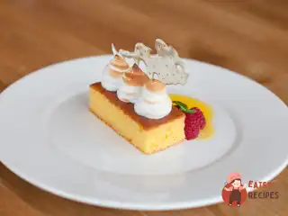 Кекс із полентів з меренгою та карамеллю