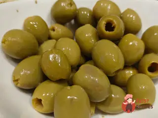 Крок 6: Грецький салат з оливками та фетою