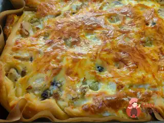 Лоранський пиріг із листкового тіста з куркою та грибами