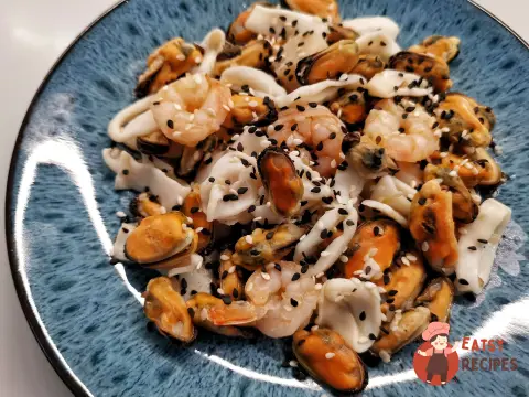 Морський коктейль на сковороді