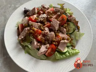 Салат з тунцем та сочевицею