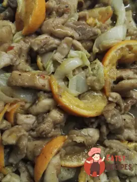 Свинина з мандаринами та соусом чилі