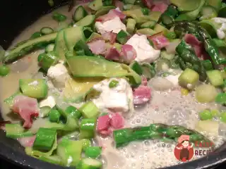 Весняна карбонара зі спаржею та горошком