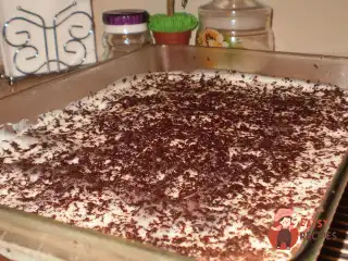 Шоколадний пиріг з грушами та сметанним кремом