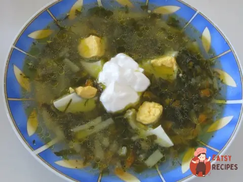 Щи із щавлю на курячому бульйоні